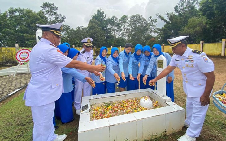 Prajurit Lanal Ranai saat Ziarah ke Taman Makam Pahlawan