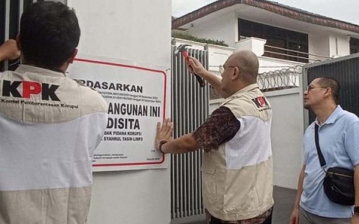 Penyitaan 1 unit rumah yang diduga milik tersangka SYL yang berada di wilayah Jakarta Selatan