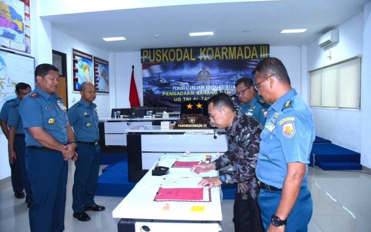 Panglima Komando Armada (Pangkoarmada) III, Laksamana Muda TNI Hersan, S.H., M.Si., M.Tr.Opsla, yang didampingi secara virtual mengikuti pelaksanaan Penandatanganan Kontrak Bersama Pengadaan  Barang dan Jasa  UO TNI Angkatan Laut tahun 2024 dengan Mitra Penyedia Barang dan Jasa yang disaksikan langsung Kepala Staf Angkatan Laut (Kasal) Laksamana TNI Dr. Muhammad  Ali, S.E., M.M., M.Tr.Opsla dari Mabesal  Cilangkap Jakarta Timur, Senin (22/01/2024)