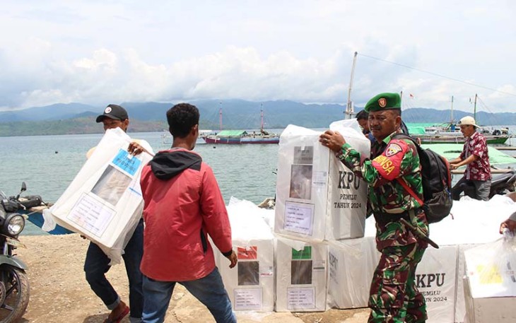Babinsa Desa Kerampi Serma Juwaidin, Babinsa Desa Sarae Ruma Serda Ridwan, Babinsa Desa Wadu Ruka Serka Busran.Pastikan logistik Pemilihan Umum (Pemilu) 2024 dapat  didistribusikan ke tiap wilayah sebelum pemilihan berlangsung. Bahkan, untuk menjangkau wilayah pelosok pesisir, distribusi menggunakan perahu kayu, Selasa (13/02/24)