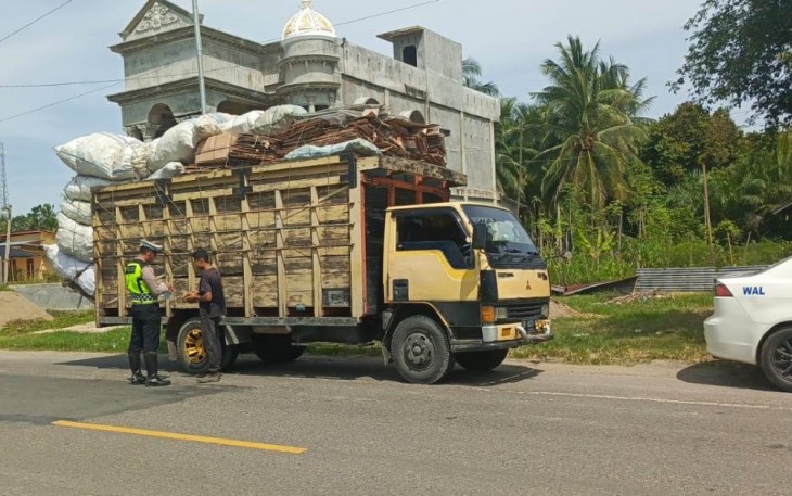 Satuan Lalu Lintas Polres Aceh Timur Polda Aceh menindak tegas sejumlah pengemudi truk dan pick up yang membawa muatan melebihi kapasitas yang telah ditentukan atau over dimension over load (ODOL)