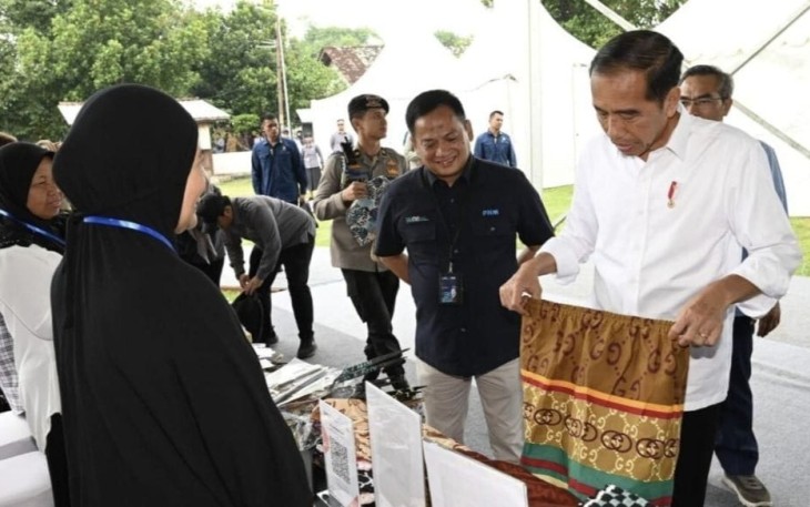 Presiden Joko Widodo memuji produk-produk yang dihasilkan oleh para ibu nasabah program Mekaar (membina ekonomi keluarga sejahtera) binaan Permodalan Nasional Madani (PNM). 