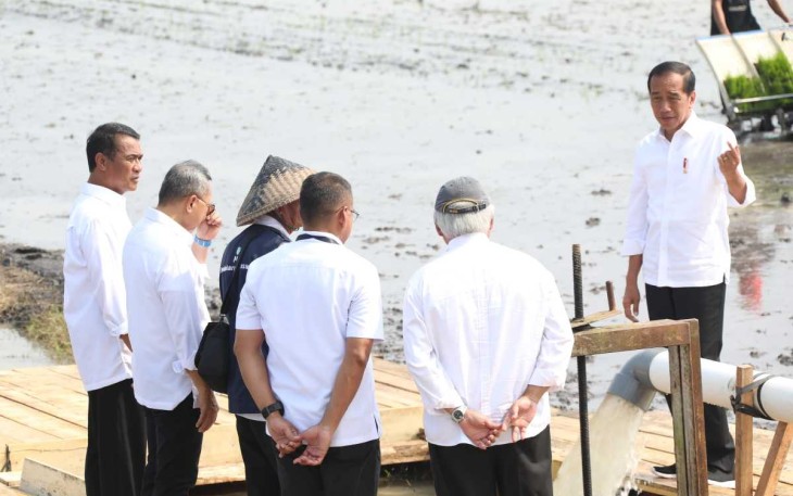 Presiden Joko Widodo saat memberikan pengarahan dalam peninjauan pompanisasi Kementan di desa Badan Hurip, Lampung, Kamis (11/7)