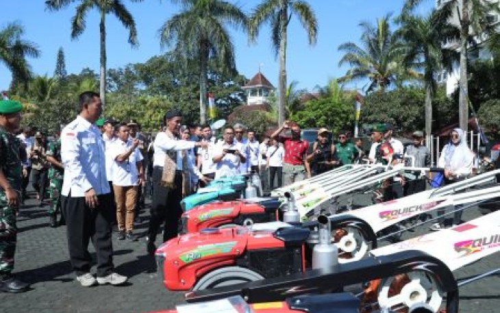Mentan RI Andi Amran Sulaiman cek apel kesiapan alat pertanian di Bandung 