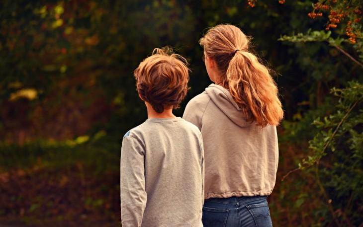 Foto illustrasi kakak perampuan dan adik laki laki(Foto: MabelAmber Pixabay)