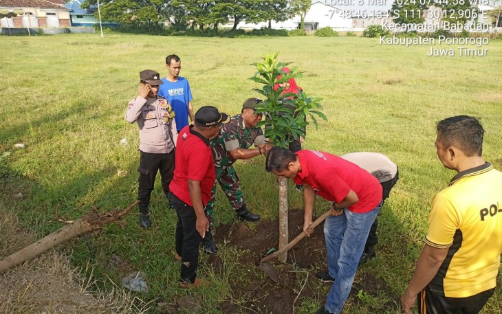 TNI-Polri Bersama Masyarakat Ponorogo Tanam Bibit Pohon