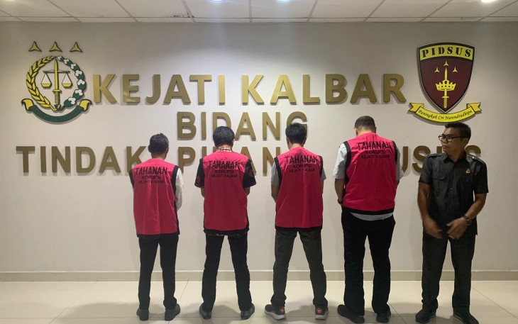 Tersangka kenakan baju tahanan saat diamankan