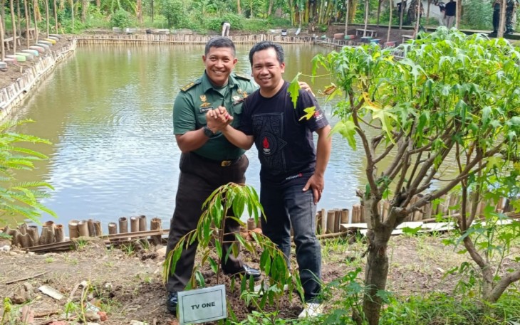 Bersama awak media di wilayah Madiun, Korem 081/DSJ melakukan penghijauan di kawasan cagar budaya Bosbow yang berlokasi di Jalan Diponegoro No. 39 Kota Madiun