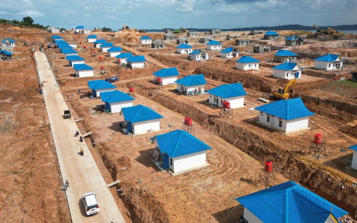 Pembangunan rumah permanen di Tanjung Banun. Rumah tipe 45 dan luas tanah 500 m² untuk warga terdampak.