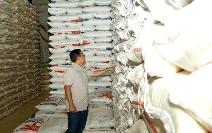 Kepala Bapanas Arief Prasetyo Adi saat pengecekan kedatangan beras di pasar induk beras Cipinang, Selasa (13/2)