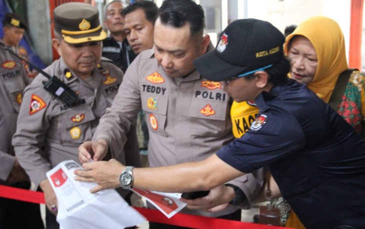Kapolres Kediri Kota AKBP Teddy Chandra S.I.K.,M.Si didampingi Waka Polres Kediri Kota Kompol Dodik Tri Hendro Siswoyo, S.I.K., S.I.K., M.I.K. Kabag Ops Kompol Abraham Sissik dan Kapolsek Kediri kota Kompol Ridwan Sahara melakukan pengecekan Gudang logistik KPU di Jalan Teuku Umar Kota Kediri