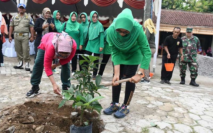 Persit KCK Cab. XVI Dim Ponorogo saat Tanam Bibit Pohon bersama Dharma Wanita dan Ibu Forkopimda, Rabu (07/02/2024).