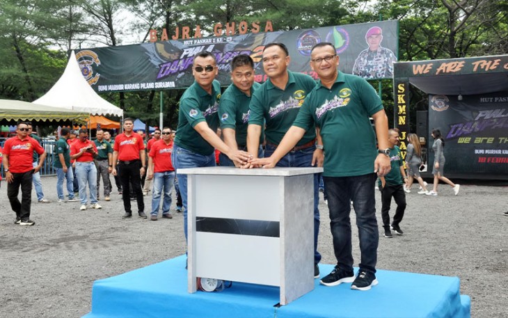 Komandan Pasmar 2 saat Buka Lomba Burung Berkicau Piala Danpasmar 2 di lapangan apel Batalyon Roket 2 Marinir, Kesatrian Marinir Sutedi Senaputra, Karangpilang, Surabaya. Minggu (18/02/2024).