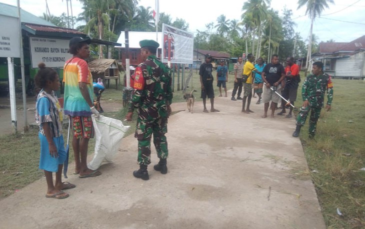 Babinsa Ajak Warga Gotong Royong Bersihkan Pelabuhan