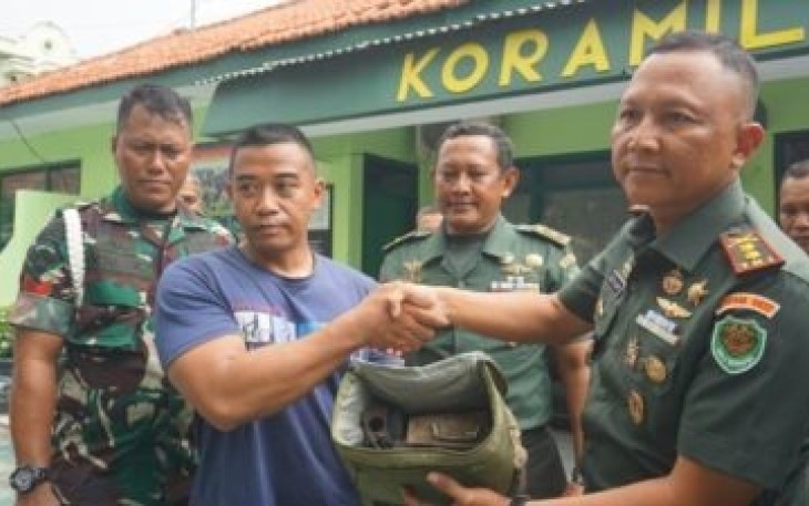 Kodim 0617/Majalengka menerima penyerahan 2 pucuk senjata api jenis pistol dari DM (41) warga Kab. Majalengka, Rabu (10/01/2024)