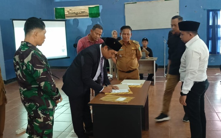 Babinsa Koramil 0906-02/Loa Kulu Kodim 0906/Kutai Kartanegara (Kkr) Pelda Heri mewakili Danramil hadiri pelantikan pengawas tempat pemungutan suara (PTPS) se-kecamatan loa kulu bertempat digedung BPU Desa Rempanga kecamatan Loa Kulu, Selasa (23/1/2024)