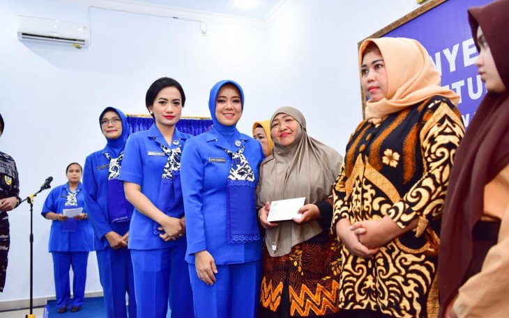 Ketua Umum Jalasenastri saat Beri Tali Asih Kepada Warakawuri dan Anak Yatim