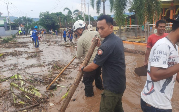 BPBD Kab. Situbondo bersama warga dan unsur terkait, bergotong-royong membersihkan material kayu dan sampah pascabanjir yang terjadi pada Selasa (24/12). Sumber Foto: BPBD Kab. Situbondo
