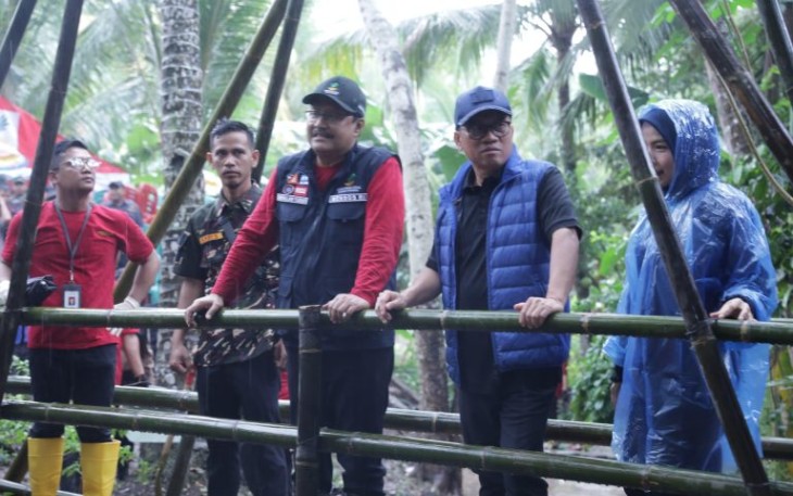 Mensos Saifullah Yusuf bersama Ketum SMSI Firdaus di Desa Talaga Kabupaten Serang, Senin (16/12)