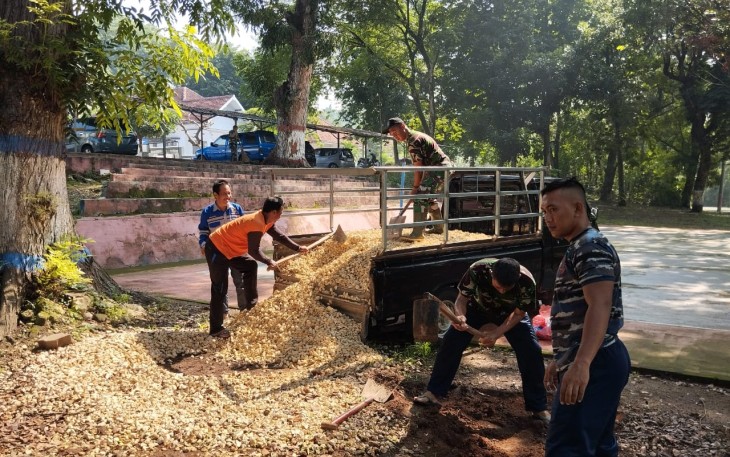 ASN Pangkalan TNI AL (Lanal) Batuporon melaksanakan kegiatan Jumat bersih yang dilaksanakan di pos selatan dan sekitaran Mako Lanal Batuporon Jl. Mawar No 33 Kecamatan Kamal Kabupaten Bangkalan, Jumat (23/02/2024)