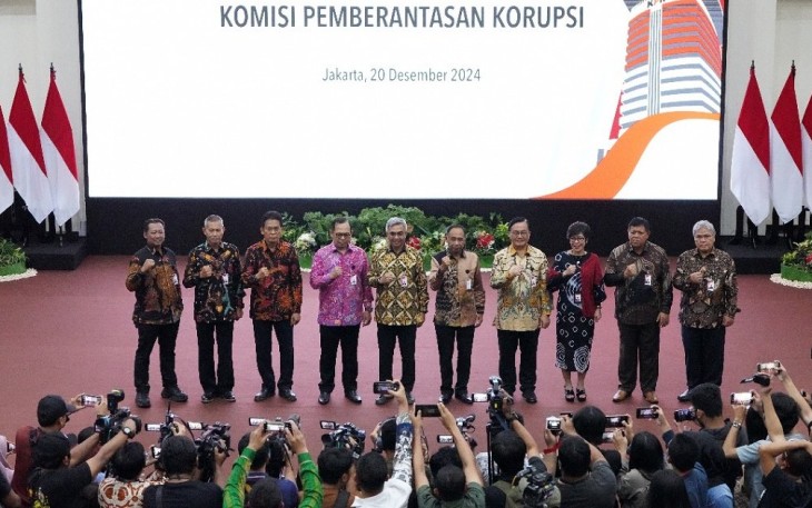Foto bersama seusai serah terima jabatan kepada Pimpinan dan Dewan Pengawas (Dewan Pengawas) KPK terpilih periode 2024-2029 di Gedung Merah Putih KPK, Jakarta, Jumat (20/12). 