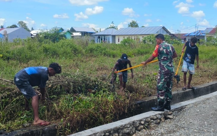 Babinsa Koramil 1710-02/Timika Sertu Rusdin Wali mengajak warga di desa binaannya melaksanakan karya bakti membersihkan saluran air di Kampung Mawokauw, Distrik Wania, Kabupaten Mimika, Jumat (05/01/2024)