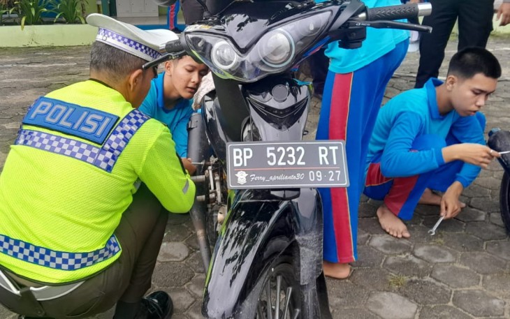 Satuan lalu lintas Polres Bintan gencar memberikan himbauan kepada mayarakat pelarangan penggunaan Knalpot Brong kepada pemilik kendaraan roda 2, pelarangan penggunaanKnalpot Brong tersebut dimulai dari sosialisasi dan himbau kepada para pelajar SMA. SMT dan Mts yang ada di Kabupaten Bintan