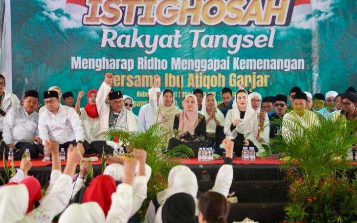 Istri capres nomor urut 3 Ganjar Pranowo, Siti Atikoh Supriyanti saat berpidato setelah pelaksanaan Istighosah yang diinisiasi TPD Ganjar-Mahfud Banten di Serpong, Rabu (7/2/2024).