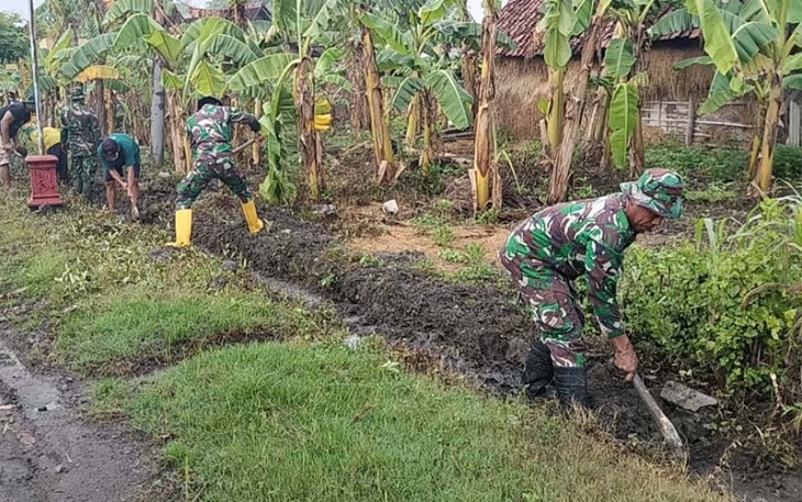 Babinsa Bersama Masyarakat saat Kerja Bakti Bersihkan Lingkungan 