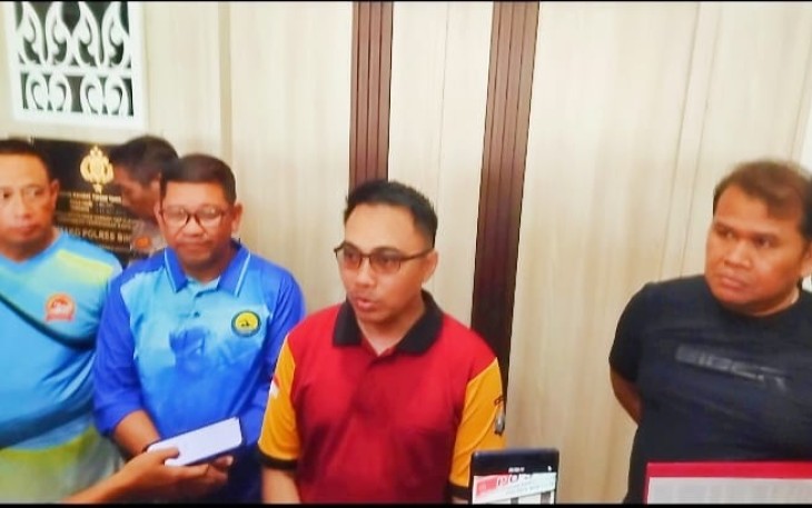 Kapolres Bintan saat diwawancarai oleh awak Media
