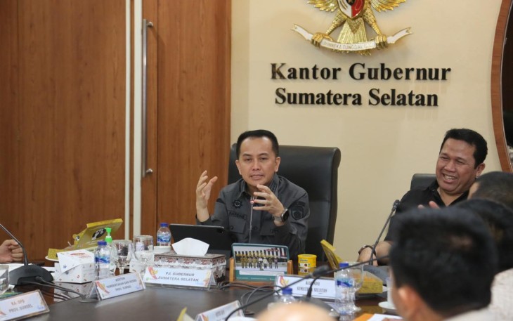 Pj Gubernur Sumatera Selatan (Sumsel) Agus Fatoni dalam Rapat Sinergitas Kominda bersama KPU dan Bawaslu Menuju Pemilu dan Pilkada Mempertahankan Sumsel Daerah Zero Konflik.