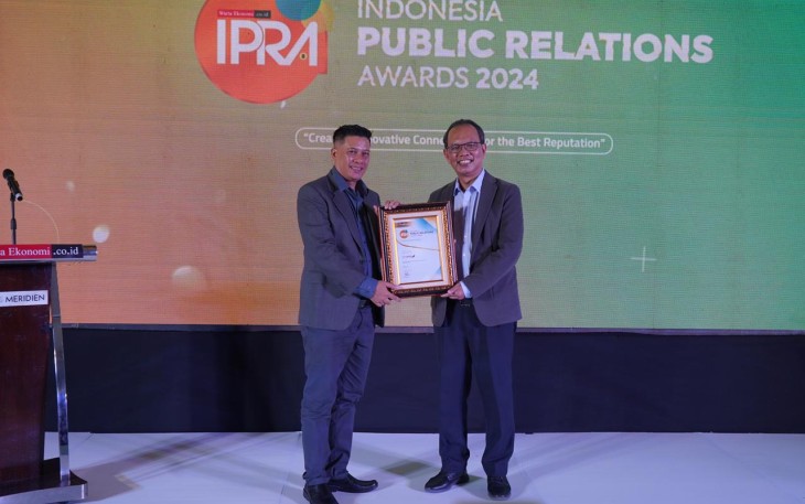 Bertempat di Le Méridien Jakarta, penghargaan diserahkan oleh CEO & Chief Editor Warta Ekonomi Muhamad Ihsan dan diterima oleh AVP Komunikasi Korporat Bank Jatim Bambang Supriadi pada Kamis malam (25/1).