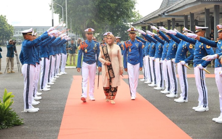 Pengukuhan Ibu Kehormatan Taruna Akademi TNI