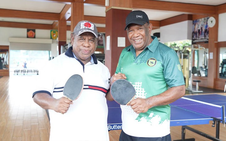Kasdam XVIII/Kasuari, Brigjen TNI Yusuf Ragainaga bersama Pj. Gubernur Provinsi Papua Barat, Ali Baham Temongmere melaksanakan olahraga bersama, di Lapangan 4 In One, Markas Kodam XVIII/Kasuari, Trikora, Arfai 1, Manokwari, Papua Barat, pada Sabtu (2/3/2024).