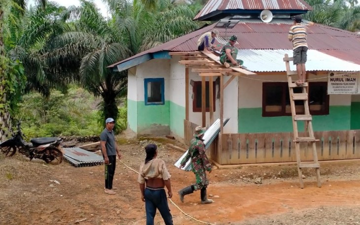 Satgas TMMD Kodim Mukomuko Rehab Masjid Nurul Iman