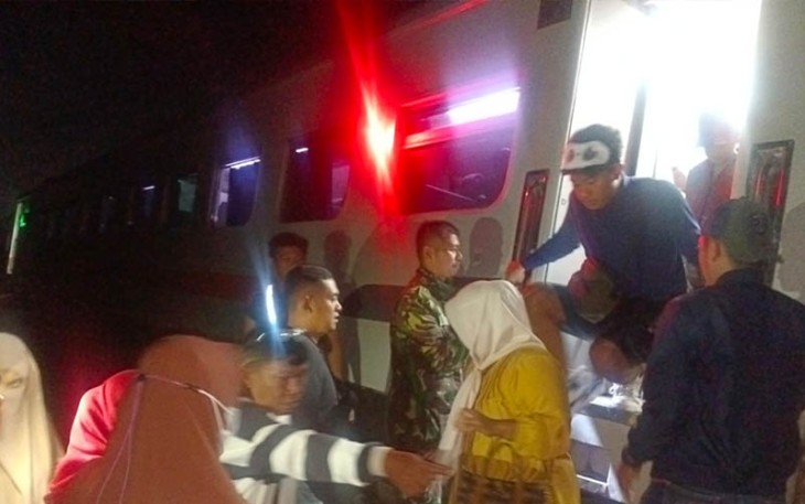 Sejumlah penumpang dievakuasi pasca insiden kereta api anjlok