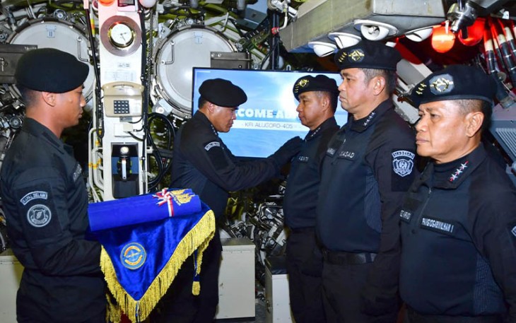 Penyematan Brevet Hiu Kencana di dalam KRI Alugoro-405 yang berlayar di sekitar Selat Madura. 