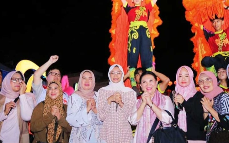 Istri Menhub RI Endang Sri Hariatie saat hadir ditengah keramaian Bazar Imlek di Kota Lama Jalan Merdeka, Rabu (7/2/2024). 