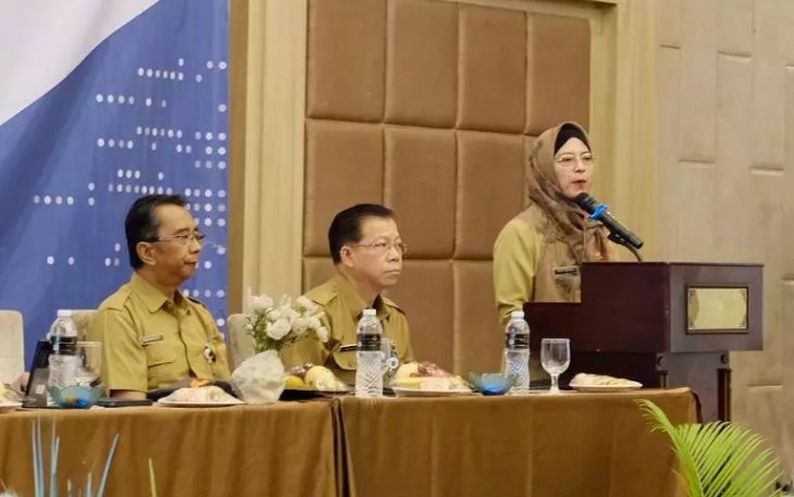 Staf Ahli Wali Kota Depok Bidang SDM dan kemasyarakatan, Diah Sadiah memberikan sambutan dalam kegiatan Sosialisasi dan Pembentukan Komunitas Informasi Masyarakat (KIM) Kelurahan yang diselenggarakan Dinas Komunikasi dan Informatika (Diskominfo) Kota Depok di Ballroom Savero Hotel, Depok, Senin (11/11/24)