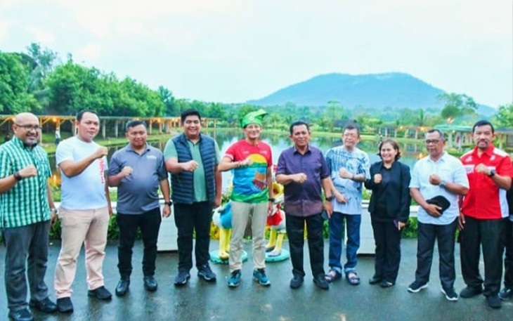 Menparekraf RI Sandiaga Salahuddin Uno didampingi Gubernur Ansar Ahmad dan Bupati Bintan Roby Kurniawan saat meninjau Taman Pemancingan Poyotomo (Poyotomo Fishing Park), Bintan, Minggu (31/12).