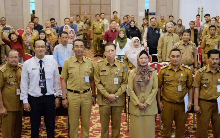 Foto bersama Kepala Diskominfo Kota Depok Manto (tengah) bersama Staf Ahli Wali Kota Bidang SDM dan Kemasyarakatan Kota Depok, Diah Sadiah (ketiga dari kanan) dan seluruh peserta sosialisasi pembentukan KIM Kelurahan di Ballroom Savero Hotel, Depok, Senin (11/11/24)