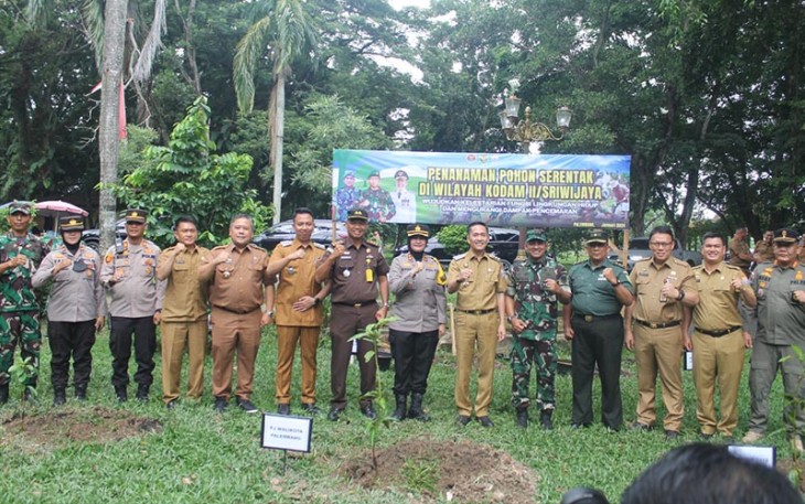 Penanaman Pohon Serentak Pererat Sinergi TNI AD dan Pemerintah Kota