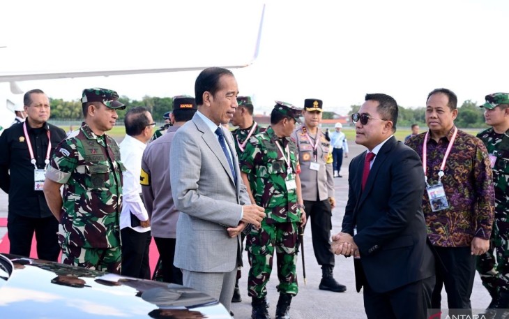 Presiden Joko Widodo bersama Deputi Bidang Protokol, Pers dan Media Sekretariat Presiden Yusuf Permana di Bali, Minggu (1/9/2024). ANTARA/HO-Biro Pers Sekretariat Presiden.