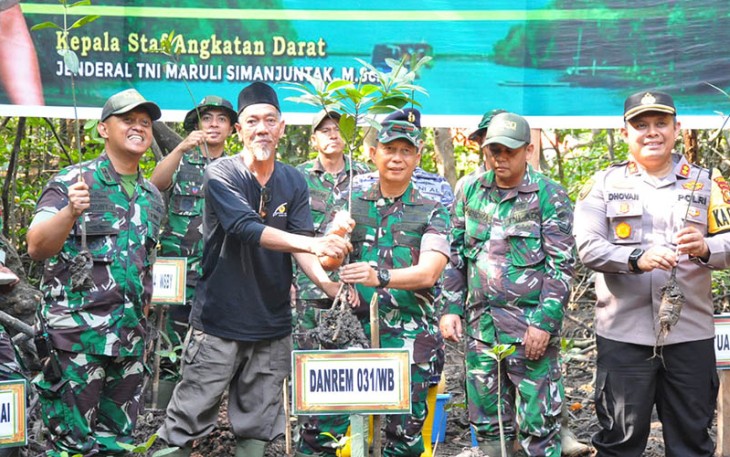 Danrem 031/WB saat Taman Mangrove Serentak Jajaran Kodam I/BB dalam Program Unggulan Kasad