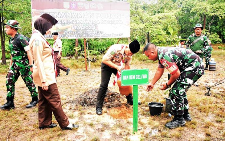 Komandan  Korem 031/Wir Brigjen TNI Dani Rakca, S.P. A., M.Han., saat tanam pohon.