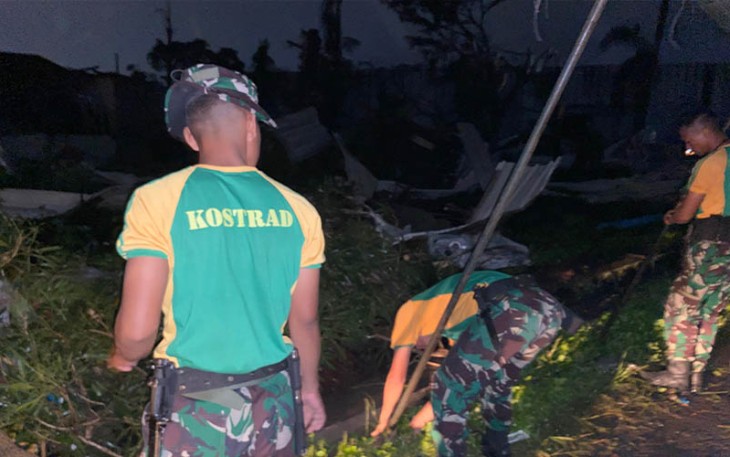 Yonif 330 Tri Dharma Bantu Penanganan Bencana Angin Puting Beliung di Rancaekek