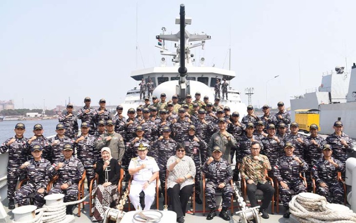 Foto bersama di KRI Sultan Iskandar Muda-367