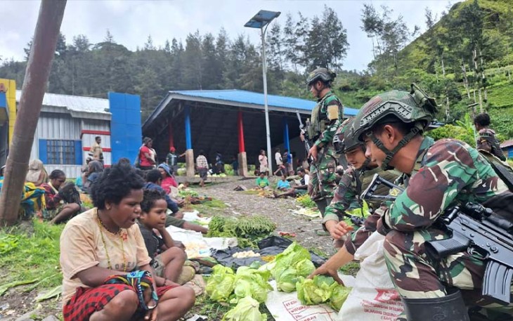 Prajurit Buaya Putih Kostrad Beli Hasil Kebun Mama Papua
