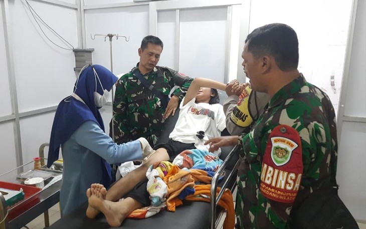 Siti Patimah (14) korban luka akibat gempa bumi saat mendapat perawatan medis di Posko Kesehatan TNI