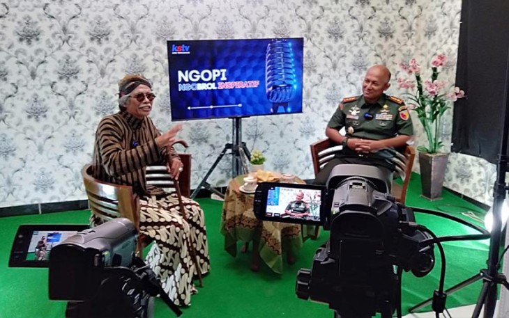  Dandim 0806/Trenggalek sebagai narasumber utama, yang berdiskusi dengan Mbah Karso, host KSTV Kediri, Rabu (24/1/2024).